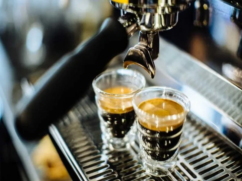 Hình ảnh một ly Espresso hoàn hảo với lớp Crema dày, màu nâu hạt dẻ