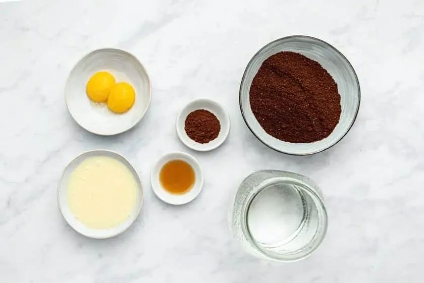 Hình ảnh một người phụ nữ với mái tóc nâu óng ả và chiếc khăn turban quấn quanh đầu, thể hiện sự thư giãn và chăm sóc tóc tại nhà