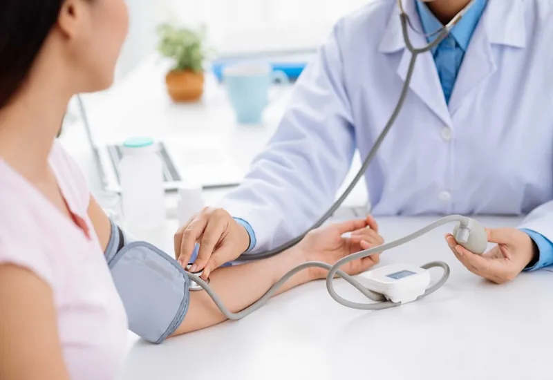 Hình ảnh người cao tuổi đang tự đo huyết áp tại nhà, nhấn mạnh tầm quan trọng của việc theo dõi sức khỏe