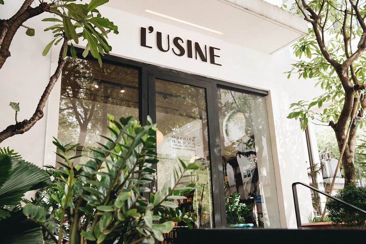 Hình ảnh nội thất L’Usine Cafe với không gian cà phê ấm cúng và cửa hàng thời trang tinh tế