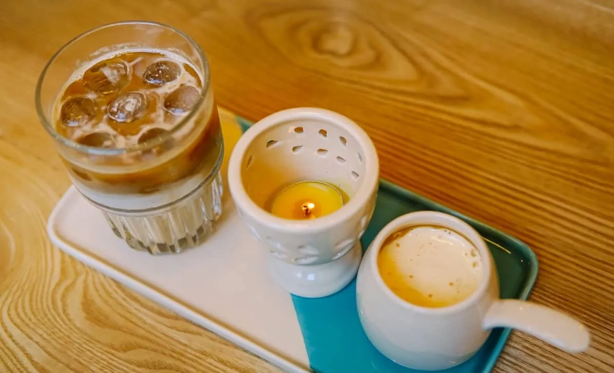 Hình ảnh quá trình pha chế, bao gồm đánh bông kem trứng và rót cà phê chuyên nghiệp