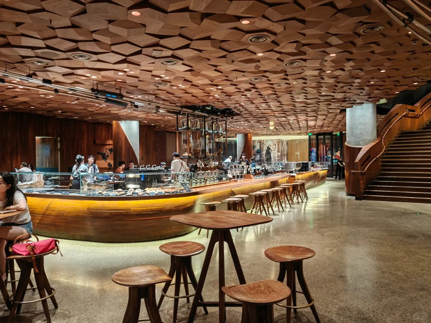 Hình ảnh Starbucks Thượng Hải tại đường Nam Kinh Tây, điểm đến hấp dẫn trong hành trình Tour Trung Quốc của Hanvina Travel.