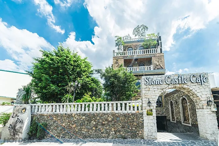Hình ảnh Stone Castle Café với thiết kế nội thất sang trọng, đèn chùm lớn và quầy bar bằng đá công phu