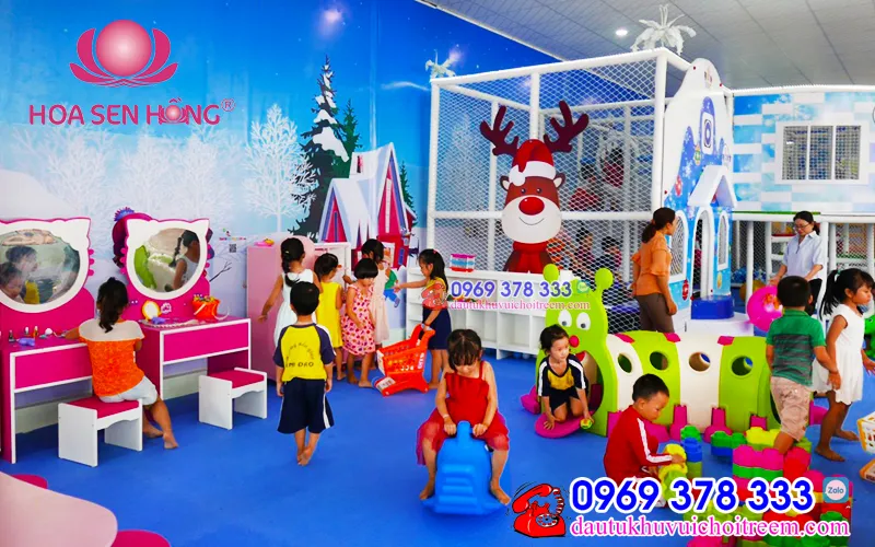 Hình ảnh thi công khu vui chơi trẻ em trong nhà tại Khánh Hoà, thể hiện các hạng mục trò chơi mềm và nhà liên hoàn