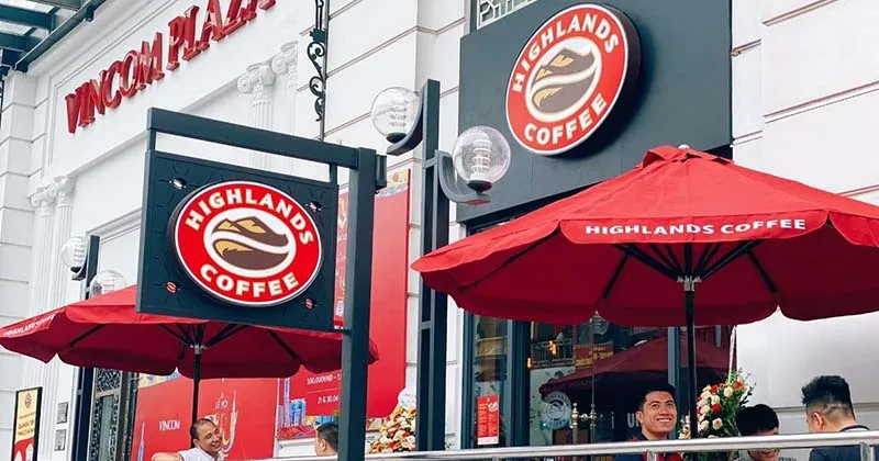 Hình ảnh về môi trường nhân khẩu học của Highland Coffee với sự đa dạng của khách hàng từ học sinh đến nhân viên văn phòng