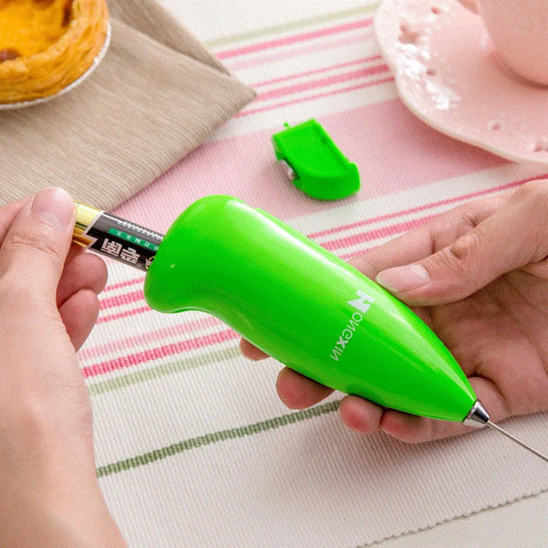 Hoạt động của máy tạo bọt cà phê mini tạo ra lớp foam sữa mịn màng