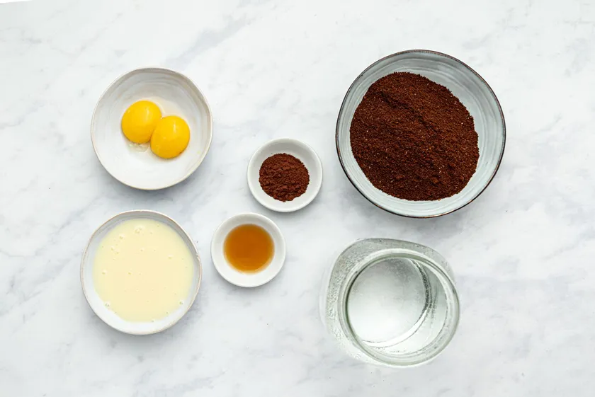 Hỗn hợp cà phê và trứng gà giúp nhuộm tóc, tăng cường protein và độ óng mượt
