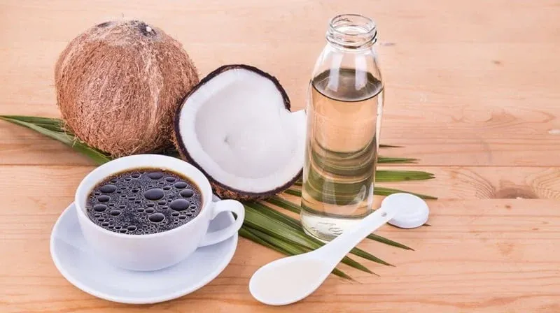 Hỗn hợp dầu dừa và cà phê đen nguyên chất giúp dưỡng tóc mềm mượt
