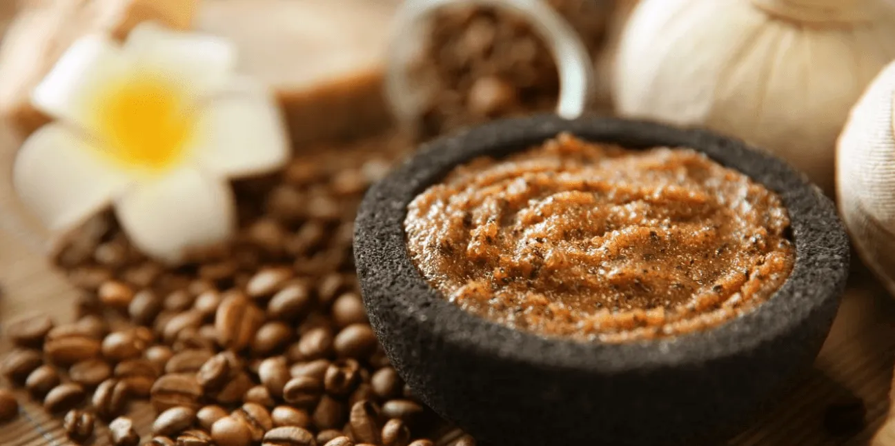 Hộp đựng hỗn hợp bã cà phê và dầu dừa đã được trộn sẵn