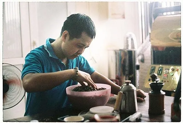 Hướng dẫn chi tiết cách pha cà phê pin để nhận biết cà phê nguyên chất, không pha trộn