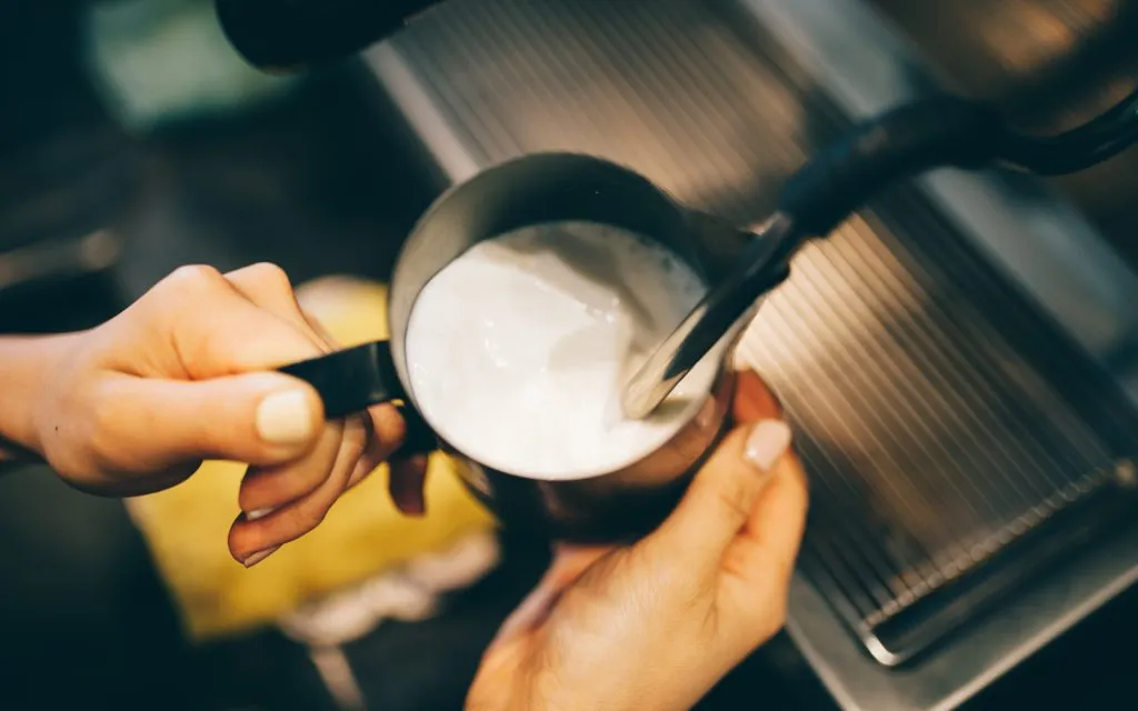 Hướng dẫn đặt vòi phun hơi chuẩn khi pha cà phê sữa bằng máy