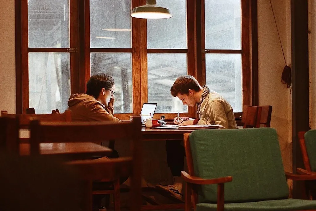 InFact Coffee kết hợp Co-working, trang bị đầy đủ dụng cụ hỗ trợ làm việc chuyên nghiệp