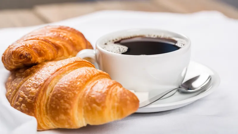 Kết hợp cà phê đen với một bữa sáng hoặc bữa ăn nhẹ để bảo vệ niêm mạc dạ dày