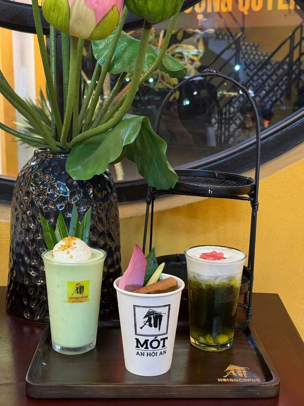 Không gian ấm cúng bên trong An Hội An Cafe với nội thất gỗ và đèn vàng dịu nhẹ