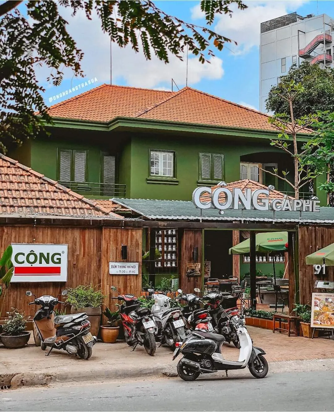 Không gian bên trong Cộng Cà Phê Xuân Thuỷ, với thiết kế vintage và tủ sách cổ điển