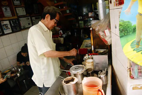 Không gian bình dị của một quán cà phê vợt truyền thống, nơi gặp gỡ và chia sẻ câu chuyện đời ở Sài Gòn