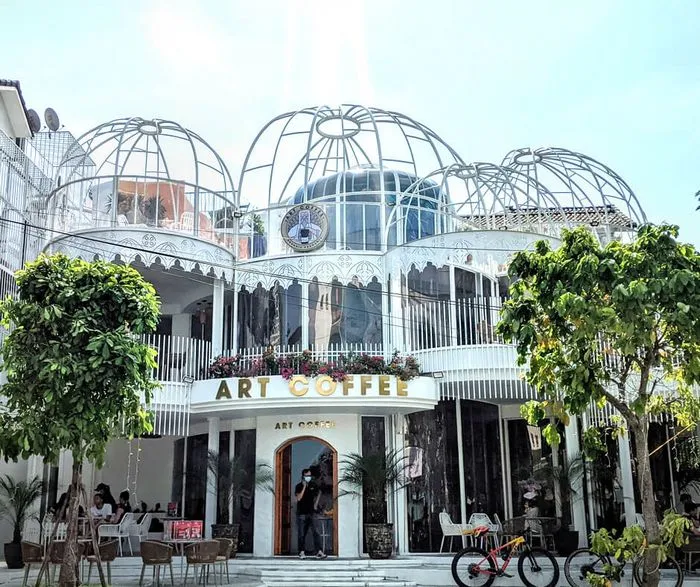 Không gian cà phê Địa Trung Hải Art Coffee Song Hành với màu trắng, xanh dương và cam nổi bật