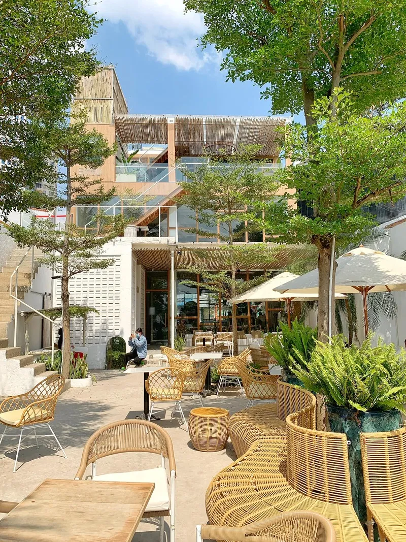 Không gian nội thất Địa Trung Hải tại Fika Cafe, với hệ thống máy lạnh hiện đại mang lại cảm giác dễ chịu