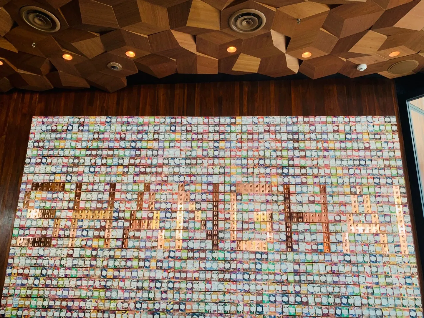 Không gian nội thất hiện đại tại Starbucks Thượng Hải, điểm nhấn không thể bỏ qua trong hành trình khám phá cùng Hanvina Travel.