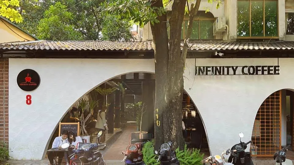 Không gian tối giản tràn ngập ánh sáng tự nhiên tại Infinity Coffee