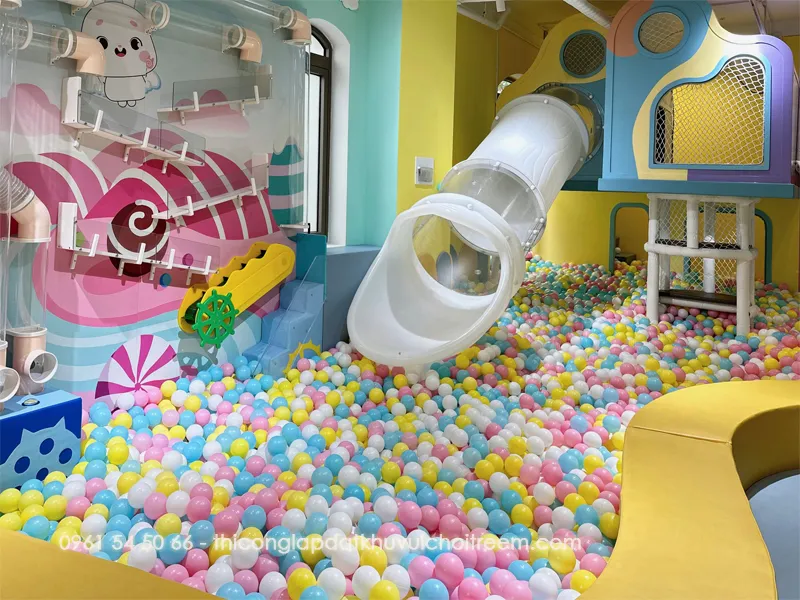 Khu nhà liên hoàn với nhiều trò chơi vận động như vách leo núi và cầu trượt tại DEE DEE LAND Kidsplay Café & Bistro