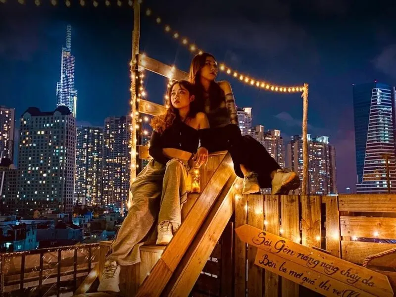 Khu vực nội thất tông trầm ấm cúng tại Khói Rooftop, cung cấp không gian máy lạnh lý tưởng để thưởng thức âm nhạc và đồ uống