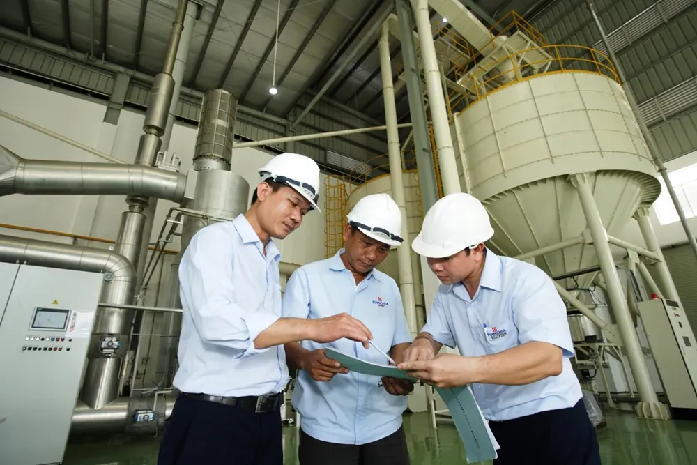 Khu vực rang sấy tự động tại nhà máy cà phê hòa tan Tín Nghĩa, đảm bảo chất lượng hạt đầu vào