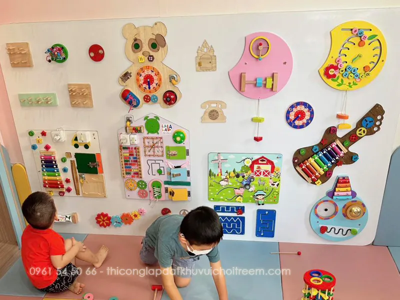 Khu vui chơi với các thiết bị vận động lớn và nhà liên hoàn, thể hiện rõ tính giáo dục giải trí (Edu-tainment)