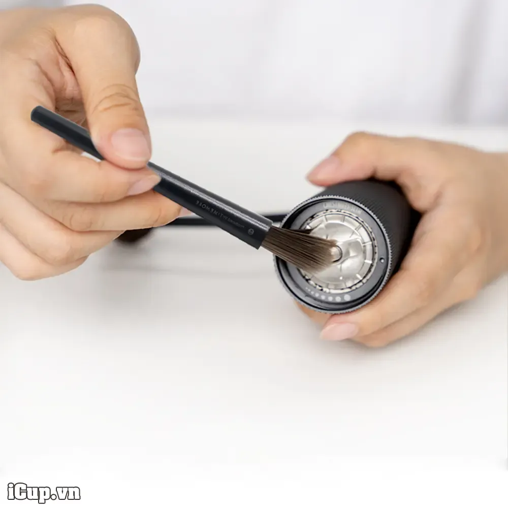 Kích thước nhỏ gọn của chổi vệ sinh máy cà phê Timemore dễ dàng tiếp cận các khe kẽ hẹp