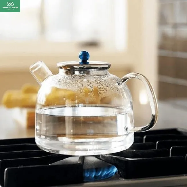 Kiểm soát nhiệt độ nước chính xác, khoảng 90 độ C, để có ly cà phê hòa tan chuẩn nhất