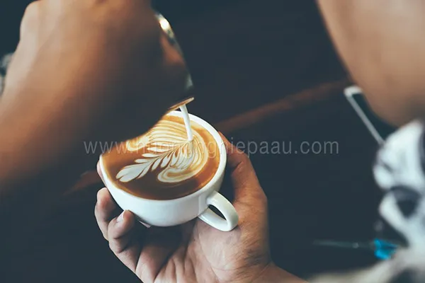 Kiểm soát tay cầm ổn định khi rót sữa để hoàn tất Latte Art trong cách pha cà phê ý