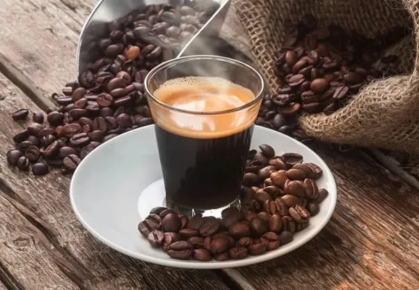 Kiểm tra độ hoà tan và lượng cặn còn lại trên cốc cà phê là một phương pháp nhận biết cà phê thật