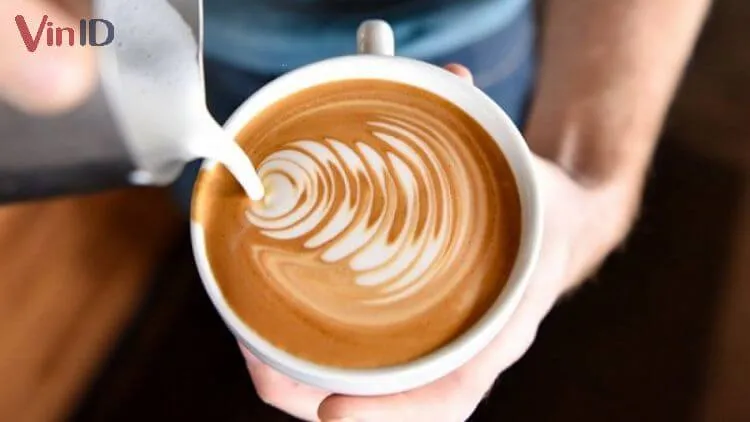 Kỹ Thuật Đổ Bọt Sữa Lên Bề Mặt Ly Capuchino Đúng Cách