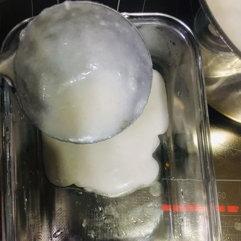 Kỹ thuật đổ khuôn rau câu hai tầng, cần đổ nhẹ nhàng và đợi lớp dưới se mặt để tránh hai lớp bị hòa lẫn