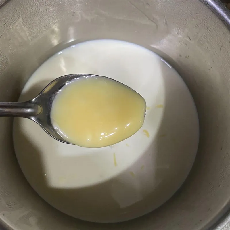 Kỹ thuật khuấy đều hỗn hợp sữa phô mai trên lửa nhỏ để tránh vón cục và tách béo