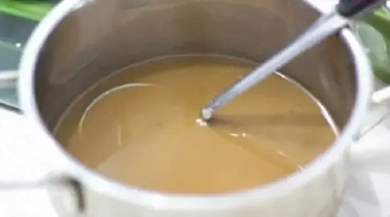 Kỹ thuật kiểm soát nhiệt độ và xử lý bọt là bí quyết làm nên món rau câu trong suốt, mịn màng