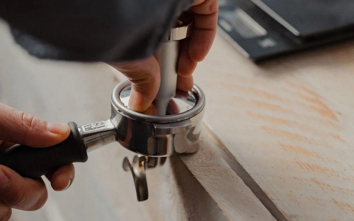 Kỹ thuật nén tamping đúng lực và vuông góc để tối ưu hóa tỷ lệ chiết xuất espresso