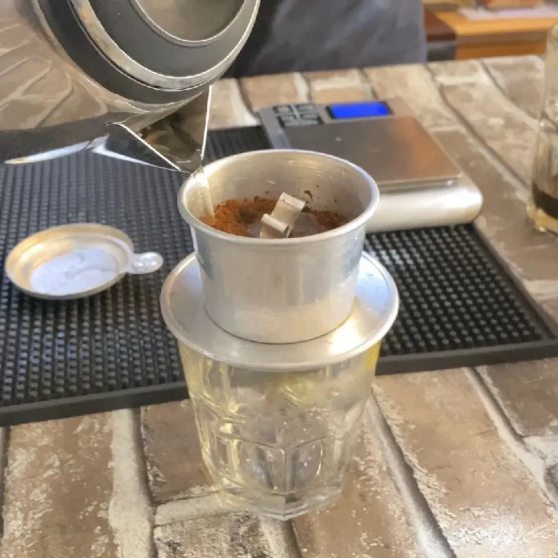 Kỹ thuật pha phin lấy nước cốt cà phê đậm đặc cho sinh tố dừa cà phê