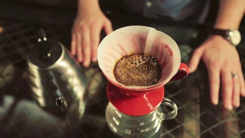 Kỹ thuật rót nước xoáy tròn để pha cà phê Pour Over, đảm bảo chiết xuất đồng đều