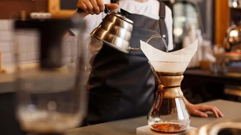 Kỹ thuật rót Pour Over bằng ấm cổ ngỗng, một phương pháp chiết xuất tinh tế khác cách chế cà phê phin