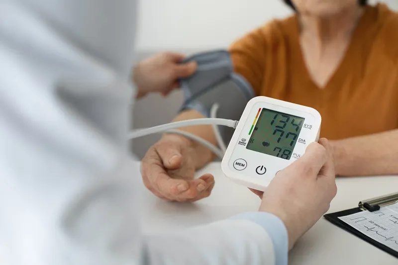 Lạm dụng cà phê quá nhiều có thể làm tăng huyết áp và gây khó ngủ