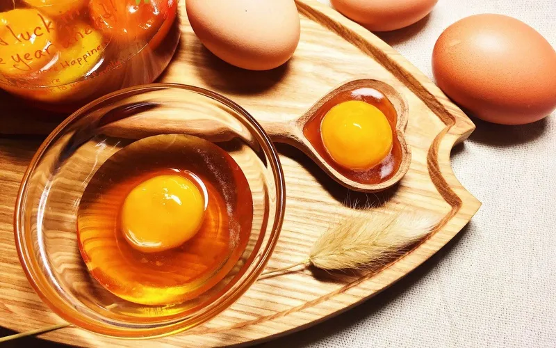 Lòng trắng trứng gà chứa nhiều dưỡng chất như protein và collagen tốt cho da