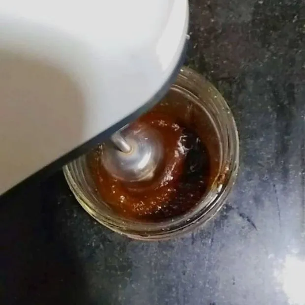 Lớp bọt cà phê đã đánh bông hoàn hảo, có chóp đứng