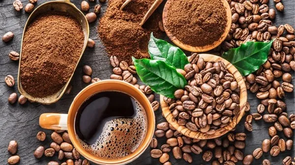 Lựa chọn các loại hạt cà phê chất lượng cao như Arabica và Robusta để đảm bảo hương vị cà phê mang đi