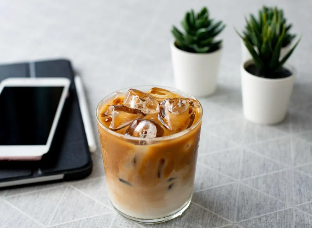 Lựa chọn hạt cà phê và sữa đặc là yếu tố nền tảng cho cà phê sữa pha máy chuyên nghiệp
