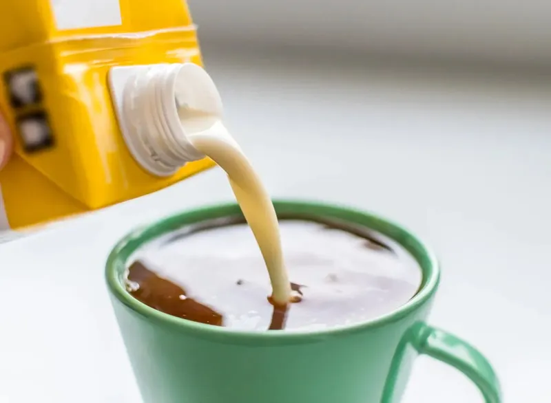 Lựa chọn sữa hạt hoặc sữa tách béo là cách uống cà phê để giảm cân tối ưu
