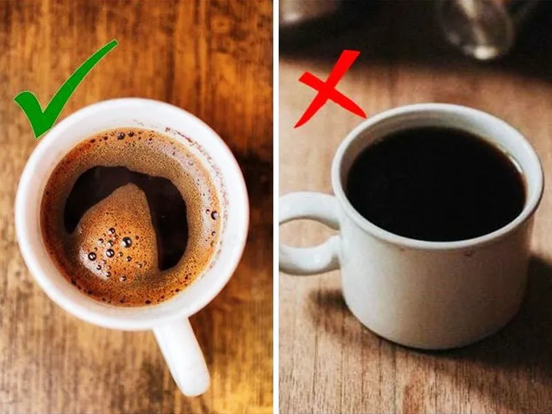 Ly cà phê đã pha, thể hiện độ trong và màu sắc chuẩn của nước cà phê nguyên chất