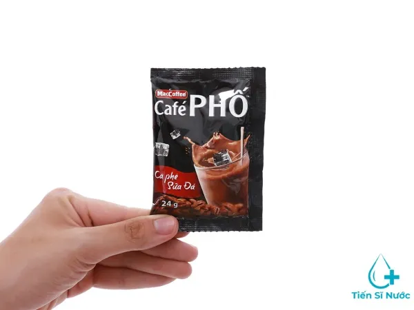 Ly cà phê đá với bọt kem bên trên, đặt trên mặt bàn gỗ