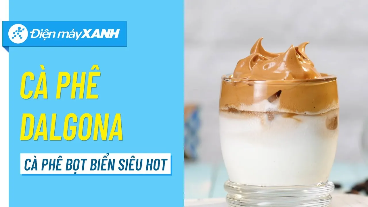 Ly cà phê Dalgona thành phẩm được trang trí bằng một chút bột cacao hoặc cà phê rắc nhẹ lên trên