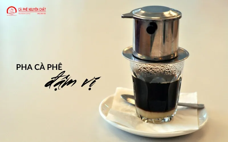 Ly cà phê đen pha phin chuẩn bị thêm đá